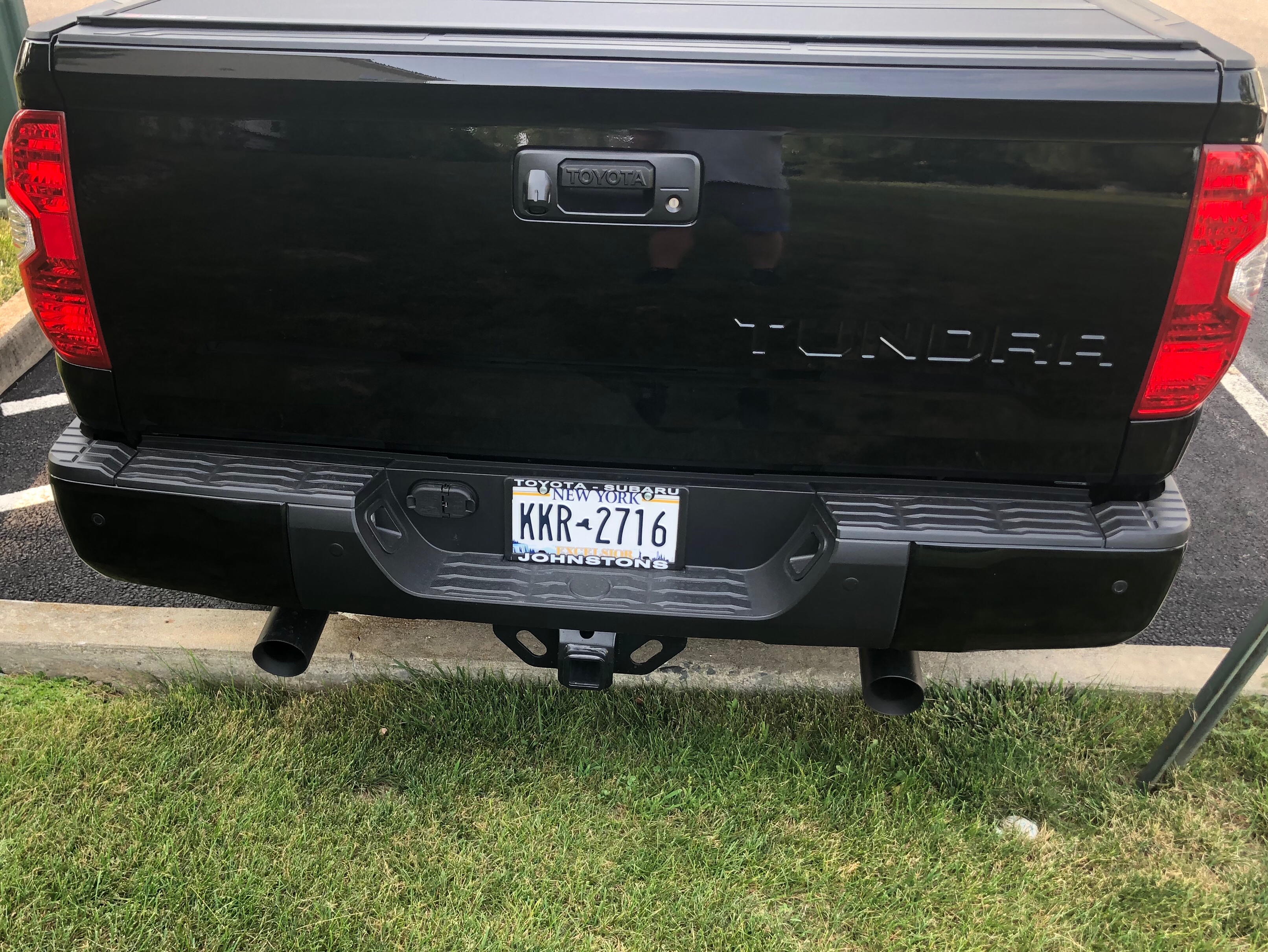Flowmaster Tundra Outlaw Dual Exhaust System with Black Tips; Side